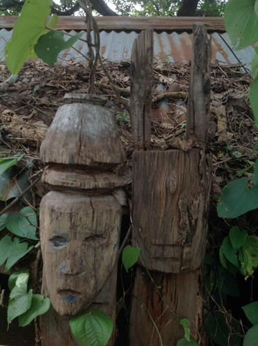 Tượng mặt lệch nhà mồ làng Bua, Ia Pnôn, Đức Cơ