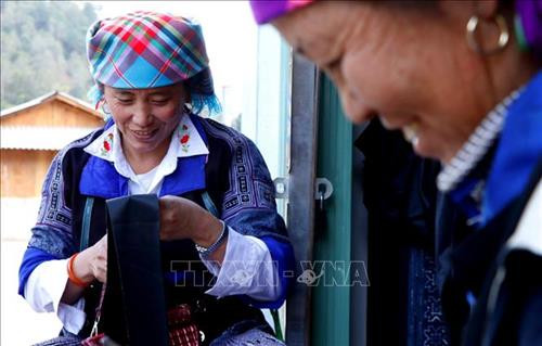 Thiếu nữ Mông ở Mù Cang Chải trong bộ trang phục truyền thống do chính tay mình làm ra. Ảnh: Tuấn Anh - TTXVN Người phụ nữ Mông dệt thổ cẩm ở mọi nơi, mọi lúc thậm chí cả thời gian rảnh khi lên nương rẫy. Ảnh: Tuấn Anh - TTXVN Việc thêu thùa, làm trang phục được phụ nữ Mông truyền dạy từ đời này qua đời khác. Ảnh: Tuấn Anh - TTXVN Sau công đoạn dệt, người phụ nữ Mông bắt đầu công đoạn dùng kỹ thuật in, vẽ sáp và thêu để hoàn thiện sản phẩm thổ cẩm độc đáo. Ảnh: Tuấn Anh - TTXVN Năm 2009, Hội Phụ nữ xã Chế Cu Nha đã thành lập nhóm thêu thổ cẩm với 30 thành viên do Phó Chủ tịch Hội Phụ nữ xã làm Trưởng nhóm và hoạt động rất hiệu quả cho đến nay. Ảnh: Tuấn Anh - TTXVN Nhiều chị em phụ nữ Mông coi nghề dệt thổ cẩm là việc chính đem lại thu nhập cho gia đình. Ảnh: Tuấn Anh - TTXVN Họa tiết hoa văn trên nền trang phục Mông chủ yếu là các hoa văn hình học được làm thủ công, thể hiện sự khéo léo, tài năng của người phụ nữ Mông nơi đây. Ảnh: Tuấn Anh - TTXVN Chị Lý Thị Ninh, phó trưởng nhóm thêu thổ cẩm xã Chế Cu Nha (bên trái) trao đổi kỹ thuật thêu với chị em phụ nữ. Ảnh: Tuấn Anh - TTXVN Trước đây, vải lanh chỉ để phục vụ cho nhu cầu của bản thân, gia đình thì nay đã được các chị em tạo thành những sản phẩm thổ cẩm phục vụ khách du lịch khi đến nơi đây. Ảnh: Tuấn Anh - TTXVN Những chiếc váy, áo, khăn quàng, khăn trải bàn, túi đeo, móc chìa khoá, vỏ gối... có màu sắc phong phú mang đậm nét văn hóa của người dân bản địa. Ảnh: Tuấn Anh - TTXVN Ngày nay, trang phục của phụ nữ Mông ở Mù Cang Chải vẫn giữ khá nguyên vẹn bản sắc văn hóa dân tộc. Ảnh: Tuấn Anh - TTXVN Thiếu nữ Mông ở Mù Cang Chải trong bộ trang phục truyền thống do chính tay mình làm ra. Ảnh: Tuấn Anh - TTXVN Người phụ nữ Mông dệt thổ cẩm ở mọi nơi, mọi lúc thậm chí cả thời gian rảnh khi lên nương rẫy. Ảnh: Tuấn Anh - TTXVN Việc thêu thùa, làm trang phục được phụ nữ Mông truyền dạy từ đời này qua đời khác. Ảnh: Tuấn Anh - TTXVN Sau công đoạn dệt, người phụ nữ Mông bắt đầu công đoạn dùng kỹ thuật in, vẽ sáp và thêu để hoàn thiện sản phẩm thổ cẩm độc đáo. Ảnh: Tuấn Anh - TTXVN Năm 2009, Hội Phụ nữ xã Chế Cu Nha đã thành lập nhóm thêu thổ cẩm với 30 thành viên do Phó Chủ tịch Hội Phụ nữ xã làm Trưởng nhóm và hoạt động rất hiệu quả cho đến nay. Ảnh: Tuấn Anh - TTXVN Nhiều chị em phụ nữ Mông coi nghề dệt thổ cẩm là việc chính đem lại thu nhập cho gia đình. Ảnh: Tuấn Anh - TTXVN Họa tiết hoa văn trên nền trang phục Mông chủ yếu là các hoa văn hình học được làm thủ công, thể hiện sự khéo léo, tài năng của người phụ nữ Mông nơi đây. Ảnh: Tuấn Anh - TTXVN Chị Lý Thị Ninh, phó trưởng nhóm thêu thổ cẩm xã Chế Cu Nha (bên trái) trao đổi kỹ thuật thêu với chị em phụ nữ. Ảnh: Tuấn Anh - TTXVN Trước đây, vải lanh chỉ để phục vụ cho nhu cầu của bản thân, gia đình thì nay đã được các chị em tạo thành những sản phẩm thổ cẩm phục vụ khách du lịch khi đến nơi đây. Ảnh: Tuấn Anh - TTXVN Những chiếc váy, áo, khăn quàng, khăn trải bàn, túi đeo, móc chìa khoá, vỏ gối... có màu sắc phong phú mang đậm nét văn hóa của người dân bản địa. Ảnh: Tuấn Anh - TTXVN Ngày nay, trang phục của phụ nữ Mông ở Mù Cang Chải vẫn giữ khá nguyên vẹn bản sắc văn hóa dân tộc. Ảnh: Tuấn Anh - TTXVN