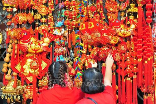 Mua sắm chuẩn bị Tết Kỷ Hợi tại khu phố người Hoa ở thủ đô Bangkok, Thái Lan. Ảnh: THX/TTXVN Mua sắm chuẩn bị Tết Kỷ Hợi tại khu phố người Hoa ở thủ đô Bangkok, Thái Lan. Ảnh: THX/TTXVN