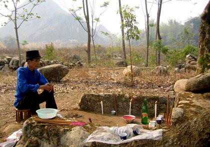 Thầy cúngcó mặt tại gốc cây to đầu bản để làm lễ cúng từ sớm. Nhảy Pao Pố – trò chơi thu hút sự chú ý của đông đảo đồng bào. Múa quạt – nét văn hóa độc đáo dân tộc Giáy. Thi giã bánh dầy. Khéo léo. Sôi nổi thi kéo co. Thầy cúngcó mặt tại gốc cây to đầu bản để làm lễ cúng từ sớm. Nhảy Pao Pố – trò chơi thu hút sự chú ý của đông đảo đồng bào. Múa quạt – nét văn hóa độc đáo dân tộc Giáy. Thi giã bánh dầy. Khéo léo. Sôi nổi thi kéo co.