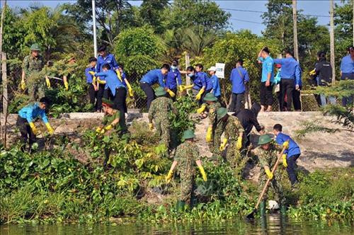 Đoàn viên thanh niên tham gia khơi thông dòng chảy, vớt bèo tại hồ điều hòa Duy Tân ở thành phố Tam Kỳ. Ảnh: Đỗ Trưởng – TTXVN Đoàn viên thanh niên tham gia khơi thông dòng chảy, vớt bèo tại hồ điều hòa Duy Tân ở thành phố Tam Kỳ. Ảnh: Đỗ Trưởng – TTXVN