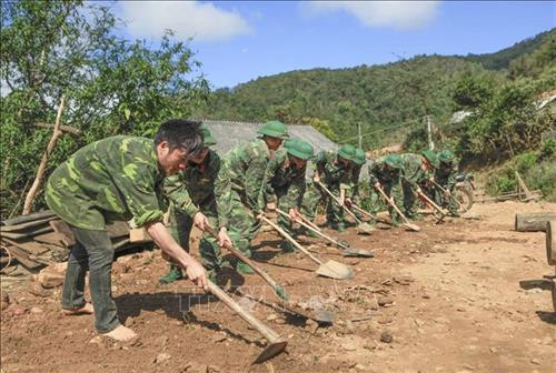 Các chiến sĩ làm nền để dựng nhà cho người dân bản Huổi Chan 2. Ảnh: Xuân Tư – TTXVN Các chiến sĩ làm nền để dựng nhà cho người dân bản Huổi Chan 2. Ảnh: Xuân Tư – TTXVN