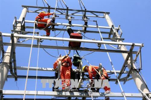Điện lực Quảng Ninh đang nỗ lực khắc phục sự cố sét đánh làm hỏng đường dây 22KV khiến đảo Cô Tô mất điện toàn bộ. Ảnh: Văn Đức - TTXVN Điện lực Quảng Ninh đang nỗ lực khắc phục sự cố sét đánh làm hỏng đường dây 22KV khiến đảo Cô Tô mất điện toàn bộ. Ảnh: Văn Đức - TTXVN