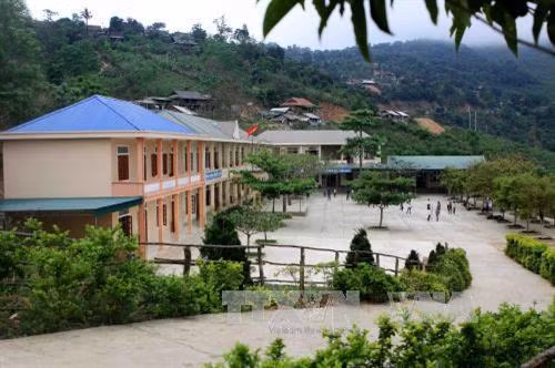 Thực hiện Chương trình mục tiêu Quốc gia xây dựng Nông thôn mới, huyện nghèo thuộc diện 30a Kỳ Sơn (Nghệ An) phấn đấu có hai xã Hữu Kiệm và Nậm Cắn về đích Nông thôn mới vào năm 2018. Trong ảnh: Trường Phổ thông dân tộc bán trú THCS Nậm Cắn được xây dựng khang trang tạo điều kiện thuận lợi cho con em học sinh đồng bào dân tộc thiểu số. Ảnh: Thanh Tùng - TTXVN