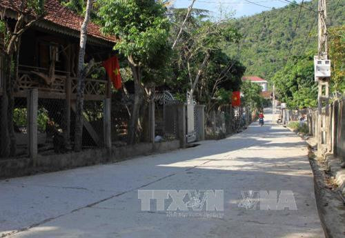 Thực hiện Chương trình mục tiêu Quốc gia xây dựng Nông thôn mới, huyện nghèo thuộc diện 30a Kỳ Sơn (Nghệ An) phấn đấu có hai xã Hữu Kiệm và Nậm Cắn về đích Nông thôn mới vào năm 2018. Trong ảnh: Nhiều km đường liên thôn bản, liên gia tại xã Hữu Kiệm đã được bê tông hóa. Ảnh: Thanh Tùng - TTXVN Thực hiện Chương trình mục tiêu Quốc gia xây dựng Nông thôn mới, huyện nghèo thuộc diện 30a Kỳ Sơn (Nghệ An) phấn đấu có hai xã Hữu Kiệm và Nậm Cắn về đích Nông thôn mới vào năm 2018. Trong ảnh: Nhiều km đường liên thôn bản, liên gia tại xã Hữu Kiệm đã được bê tông hóa. Ảnh: Thanh Tùng - TTXVN