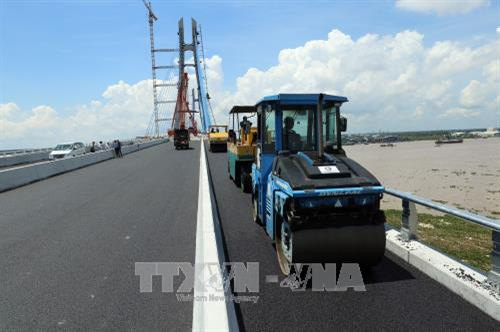 Thi công cầu Vàm Cống bắc qua sông Hậu, nối quận Thốt Nốt (Cần Thơ) với huyện Lấp Vò (Đồng Tháp). Ảnh: Huy Hùng – TTXVN Thi công cầu Vàm Cống bắc qua sông Hậu, nối quận Thốt Nốt (Cần Thơ) với huyện Lấp Vò (Đồng Tháp). Ảnh: Huy Hùng – TTXVN
