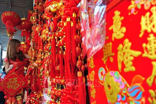 Mua sắm chuẩn bị Tết Kỷ Hợi tại khu phố người Hoa ở thủ đô Bangkok, Thái Lan. Ảnh: THX/TTXVN Mua sắm chuẩn bị Tết Kỷ Hợi tại khu phố người Hoa ở thủ đô Bangkok, Thái Lan. Ảnh: THX/TTXVN