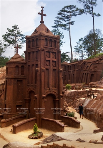 Hàng loạt các công trình kiến trúc, văn hóa độc đáo của Đà Lạt như nhà thờ Con Gà...