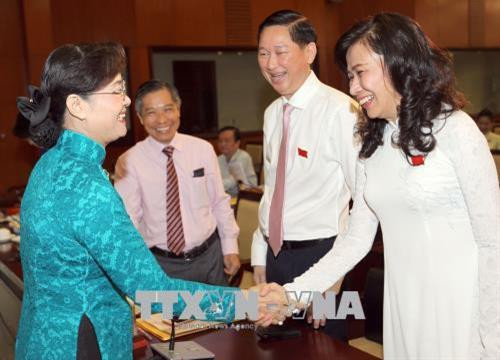 Chủ tịch Hội đồng Nhân dân Thành phố Hồ Chí Minh Nguyễn Thị Quyết Tâm (trái) với các đại biểu tham dự cuộc họp. Ảnh: Quang Nhựt - TTXVN