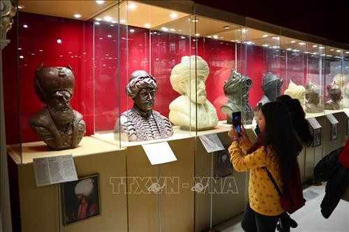 Tác phẩm điêu khắc từ sô cô la được trưng bày tại Bảo tàng sô cô la ở Istanbul, Thổ Nhĩ Kỳ, ngày 30/12/2019. Ảnh: THX/ TTXVN Các bức tượng sô cô la được trưng bày tại Bảo tàng sô cô la ở Istanbul, Thổ Nhĩ Kỳ, ngày 30/12/2019. Ảnh: THX/ TTXVN Du khách tham quan Bảo tàng sô cô la ở Istanbul, Thổ Nhĩ Kỳ, ngày 30/12/2019. Ảnh: THX/ TTXVN Tác phẩm điêu khắc từ sô cô la được trưng bày tại Bảo tàng sô cô la ở Istanbul, Thổ Nhĩ Kỳ, ngày 30/12/2019. Ảnh: THX/ TTXVN Tác phẩm điêu khắc từ sô cô la được trưng bày tại Bảo tàng sô cô la ở Istanbul, Thổ Nhĩ Kỳ, ngày 30/12/2019. Ảnh: THX/ TTXVN Tác phẩm điêu khắc từ sô cô la được trưng bày tại Bảo tàng sô cô la ở Istanbul, Thổ Nhĩ Kỳ, ngày 30/12/2019. Ảnh: THX/ TTXVN Du khách tham quan Bảo tàng sô cô la ở Istanbul, Thổ Nhĩ Kỳ, ngày 30/12/2019. Ảnh: THX/ TTXVN