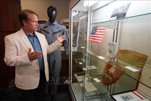 Con trai phi hành gia Neil Armstrong giới thiệu các kỷ vật của cha được trưng bày tại New York, Mỹ, ngày 2/10. Ảnh: AFP/TTXVN Con trai phi hành gia Neil Armstrong giới thiệu các kỷ vật của cha được trưng bày tại New York, Mỹ, ngày 2/10. Ảnh: AFP/TTXVN