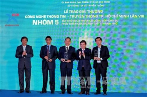 Các cá nhân và đại diện các đơn vị đoạt giải thuộc nhóm “Đơn vị, cá nhân có thành tích xuất sắc đóng góp vào sự phát triển CNTT-TT Thành phố” tại lễ trao giải ICT AWARDS 2016. Ảnh: Thế Anh-TTXVN Các cá nhân và đại diện các đơn vị đoạt giải thuộc nhóm “Đơn vị, cá nhân có thành tích xuất sắc đóng góp vào sự phát triển CNTT-TT Thành phố” tại lễ trao giải ICT AWARDS 2016. Ảnh: Thế Anh-TTXVN