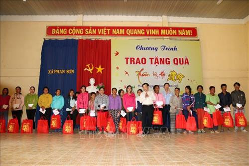 Trưởng ban Tuyên giáo Trung ương Võ Văn Thưởng tặng quà cho nhân dân hai xã Phan Lâm, Phan Sơn của huyện Bắc Bình. Ảnh: Nguyễn Thanh - TTXVN Trưởng ban Tuyên giáo Trung ương Võ Văn Thưởng tặng quà cho nhân dân hai xã Phan Lâm, Phan Sơn của huyện Bắc Bình. Ảnh: Nguyễn Thanh - TTXVN