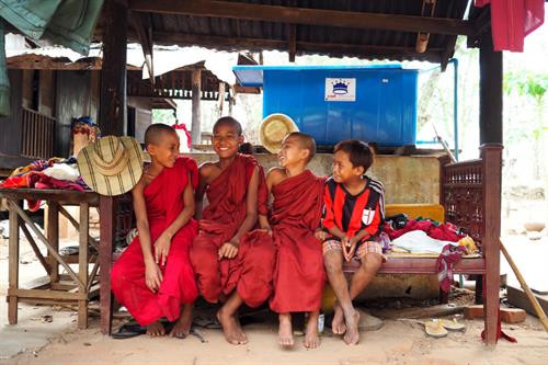 Vốn ưa chuộng đạo Phật nên trẻ em người Myanmar được ký thác đến phục vụ Đức Phật vẫn là phong tục truyền thống quan trọng nhất đối với các bậc làm cha mẹ.