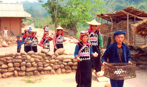 Lễ cúng bản của người Hà Nhì Hoa.