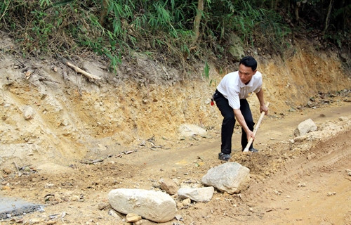 Ông Chu Văn Diu sửa lại đường lên cầu. Ông Chu Văn Diu sửa lại đường lên cầu.