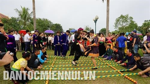 Đồng bào các dân tộc cùng vui trong ngày hội Đại đoàn kết. Ảnh: Hoàng Tâm