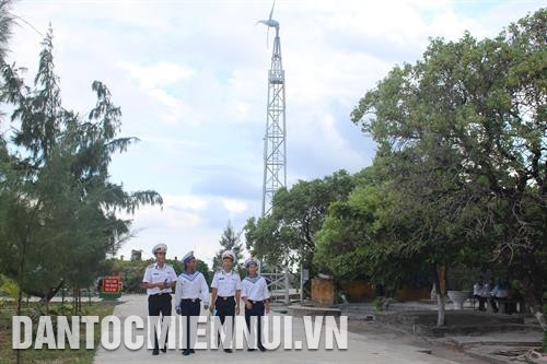 Cán bộ, chiến sĩ hải quân tại đảo Trường Sa lớn tham gia lễ duyệt binh chào mừng kỷ niệm 43 năm ngày giải phóng miền Nam, thống nhất đất nước (30/4/1975 - 30/4/2018) và ngày giải phóng Trường Sa (29/4/1975). Ảnh: Ngô Tâm Các diễn viên Đoàn nghệ thuật Trưng Vương (thành phố Đà Nẵng) .giao lưu văn nghệ cùng các chiến sỹ hải quân ở đảo Đá Lát. Ảnh: Ngô Tâm Tâm sự của các chiến sĩ hải quân trên đảo Đá Thị. Ảnh: Ngô Tâm Màu xanh trên đảo Sinh Tồn Đông. Ảnh: Ngô Tâm Thế hệ tương lai của đảo Trường Sa lớn. Ảnh: Ngô Tâm