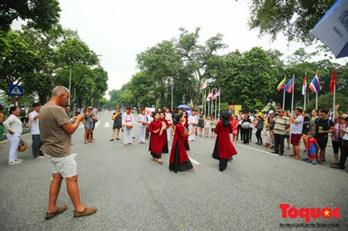 Ngay sau khi phục vụ biểu diễn tại Triển lãm ảnh "Đất nước, con người ASEAN" phường xoan An Thái (Phú Thọ) đã ra phố đi bộ Hồ Gươm biểu diễn phục vụ nhân dân và khách du lịch. Với mục đích quảng bá sâu rông hơn đến khán giả về nét văn hóa cổ độc đáo của người Việt. Nghệ sĩ hát xoan Nguyễn Văn Tuấn của phường hát xoan An Thái cho biết: "Đây là một dịp đưa nét văn hóa độc đáo đến với du khách thập phương" Được biết Hát Xoan là tên gọi khác, nói chệch của hai từ hát xuân hay ca xuân; hát Xoan có lối hát dùng trong nghi lễ - phong tục, lễ hội diễn ra vào mùa xuân. Trong dân gian còn gọi lối hát này là hát Lãi Lèn, vì bắt nguồn từ câu hát đệm chính của Xoan: “Lý len… len là… lễ là… len hỡi len…”. Hát Xoan có nội dung tín ngưỡng với mục đích thờ thần, cầu thần ban phát phù trợ cho dân làng tứ thời tiết lập, mưa thuận gió hòa, nhà nhà no đủ, đông đàn dài lũ, nhân khang thịnh vượng, quốc thái dân an… Hát Xoan gồm có: Hát thờ, hát quả cách và hát hội. Trong đó, hát quả cách gồm có 3 phần: giáo cách (giới thiệu), hát cách (dẫn) và kết cách. Hát Xoan là nghệ thuật diễn xướng tổng hợp, hát đi đôi với múa và nhạc đỡ giọng giữ nhịp, trong đó yếu tố hát là chính. Hát Xoan là hình thức nghệ thuật “Hát thơ”, hát trên rất nhiều thể thơ truyền thống Việt Nam như: Lục bát, song thất lục bát, lục bát biến thể, các thể thất ngôn và thể 4 chữ. Đây là dịp hiếm có để người dân Thủ đô được thưởng thức những điệu hát Xoan ngay tại phố đi bộ. Trước đó, ngày 24/11/2011, UNESCO đã bỏ phiếu công nhận đưa loại hình hát xoan vào danh mục Di sản văn hóa phi vật thể cần bảo vệ khẩn cấp của thế giới. Chỉ mới học hát Xoan sáu tháng, bé Đào Thị Thu Thủy, 14 tuổi có đôi mắt trong vắt và gương mặt xinh xắn đáng yêu đã thuộc được mười điệu. Hồi còn nhỏ, Thủy đã nghe hát từ bà nên đã quen các giai điệu. Lên lớp 2, bé Thủy chính thức “tầm sư học đạo” tại phường xoan An Thái. Khách du lịch quốc tế thích thú chụp ảnh với các “kép nhí” . Cũng theo Nghệ sĩ hát xoan Nguyễn Văn Tuấn cho biết, theo chủ trương quảng bá di sản văn hóa phi vật thể của Bộ Văn hóa, Thể thao và Du lịch các phường hát Xoan của Phú Thọ sẽ có mặt tại Hà Nội để biểu diễn nhiều hơn trong thời gian tới Ngay sau khi phục vụ biểu diễn tại Triển lãm ảnh "Đất nước, con người ASEAN" phường xoan An Thái (Phú Thọ) đã ra phố đi bộ Hồ Gươm biểu diễn phục vụ nhân dân và khách du lịch. Với mục đích quảng bá sâu rông hơn đến khán giả về nét văn hóa cổ độc đáo của người Việt. Nghệ sĩ hát xoan Nguyễn Văn Tuấn của phường hát xoan An Thái cho biết: "Đây là một dịp đưa nét văn hóa độc đáo đến với du khách thập phương" Được biết Hát Xoan là tên gọi khác, nói chệch của hai từ hát xuân hay ca xuân; hát Xoan có lối hát dùng trong nghi lễ - phong tục, lễ hội diễn ra vào mùa xuân. Trong dân gian còn gọi lối hát này là hát Lãi Lèn, vì bắt nguồn từ câu hát đệm chính của Xoan: “Lý len… len là… lễ là… len hỡi len…”. Hát Xoan có nội dung tín ngưỡng với mục đích thờ thần, cầu thần ban phát phù trợ cho dân làng tứ thời tiết lập, mưa thuận gió hòa, nhà nhà no đủ, đông đàn dài lũ, nhân khang thịnh vượng, quốc thái dân an… Hát Xoan gồm có: Hát thờ, hát quả cách và hát hội. Trong đó, hát quả cách gồm có 3 phần: giáo cách (giới thiệu), hát cách (dẫn) và kết cách. Hát Xoan là nghệ thuật diễn xướng tổng hợp, hát đi đôi với múa và nhạc đỡ giọng giữ nhịp, trong đó yếu tố hát là chính. Hát Xoan là hình thức nghệ thuật “Hát thơ”, hát trên rất nhiều thể thơ truyền thống Việt Nam như: Lục bát, song thất lục bát, lục bát biến thể, các thể thất ngôn và thể 4 chữ. Đây là dịp hiếm có để người dân Thủ đô được thưởng thức những điệu hát Xoan ngay tại phố đi bộ. Trước đó, ngày 24/11/2011, UNESCO đã bỏ phiếu công nhận đưa loại hình hát xoan vào danh mục Di sản văn hóa phi vật thể cần bảo vệ khẩn cấp của thế giới. Chỉ mới học hát Xoan sáu tháng, bé Đào Thị Thu Thủy, 14 tuổi có đôi mắt trong vắt và gương mặt xinh xắn đáng yêu đã thuộc được mười điệu. Hồi còn nhỏ, Thủy đã nghe hát từ bà nên đã quen các giai điệu. Lên lớp 2, bé Thủy chính thức “tầm sư học đạo” tại phường xoan An Thái. Khách du lịch quốc tế thích thú chụp ảnh với các “kép nhí” . Cũng theo Nghệ sĩ hát xoan Nguyễn Văn Tuấn cho biết, theo chủ trương quảng bá di sản văn hóa phi vật thể của Bộ Văn hóa, Thể thao và Du lịch các phường hát Xoan của Phú Thọ sẽ có mặt tại Hà Nội để biểu diễn nhiều hơn trong thời gian tới