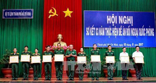Khen thưởng các cá nhân, tập thể có thành tích xuất sắc trong thực hiện Đề án đối ngoại quốc phòng của Quân Khu 7 giai đoạn 2014-2017. Ảnh: Thế Anh-TTXVN Khen thưởng các cá nhân, tập thể có thành tích xuất sắc trong thực hiện Đề án đối ngoại quốc phòng của Quân Khu 7 giai đoạn 2014-2017. Ảnh: Thế Anh-TTXVN