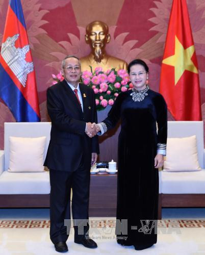 Chủ tịch Quốc hội Nguyễn Thị Kim Ngân đón Phó Chủ tịch thứ Nhất Thượng viện Vương quốc Campuchia Nay Pena. Ảnh: Trọng Đức - TTXVN Chủ tịch Quốc hội Nguyễn Thị Kim Ngân đón Phó Chủ tịch thứ Nhất Thượng viện Vương quốc Campuchia Nay Pena. Ảnh: Trọng Đức - TTXVN