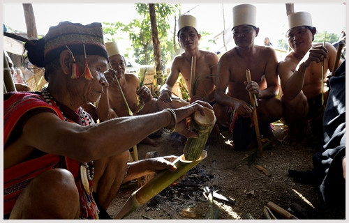 Rèn công cụ tại lễ hội. Ảnh: Thanh Hà - TTXVN Kết thúc nghi lễ dân làng tiếp tục đánh chiêng, trống uống rượu múa xoang trong nhà. Ảnh: Thanh Hà - TTXVN Hội đồng già làng đi trước, theo sau là các thành viên đi lấy than. Ảnh: Thanh Hà - TTXVN Các thành viên lấy than đi xung quang 04 vòng, theo hướng từ trái sang phải rồi vào nhà rèn. Ảnh: Thanh Hà - TTXVN Các thành viên cõng những gùi than từ rừng về làng, họ vừa đi vừa thổi tù và, đinh tút. Ảnh: Thanh Hà - TTXVN Nghi thức cõng những người đi lấy than lên nhà Rông. Ảnh: Thanh Hà - TTXVN Kết thúc nghi lễ dân làng tiếp tục đánh chiêng, trống uống rượu múa xoang trong nhà. Ảnh: Thanh Hà - TTXVN Nước giã cua với cây đót được cho vào ống để thấm vào lưỡi công cụ trước khi rèn. Ảnh: Thanh Hà - TTXVN Giã cua với cây đót để lấy nước cho vào ống thấm vào lưỡi công cụ trước khi rèn. Ảnh: Thanh Hà - TTXVN Công đoạn rèn công cụ. Ảnh: Thanh Hà - TTXVN Rèn công cụ tại lễ hội. Ảnh: Thanh Hà - TTXVN Kết thúc nghi lễ dân làng tiếp tục đánh chiêng, trống uống rượu múa xoang trong nhà. Ảnh: Thanh Hà - TTXVN Hội đồng già làng đi trước, theo sau là các thành viên đi lấy than. Ảnh: Thanh Hà - TTXVN Các thành viên lấy than đi xung quang 04 vòng, theo hướng từ trái sang phải rồi vào nhà rèn. Ảnh: Thanh Hà - TTXVN Các thành viên cõng những gùi than từ rừng về làng, họ vừa đi vừa thổi tù và, đinh tút. Ảnh: Thanh Hà - TTXVN Nghi thức cõng những người đi lấy than lên nhà Rông. Ảnh: Thanh Hà - TTXVN Kết thúc nghi lễ dân làng tiếp tục đánh chiêng, trống uống rượu múa xoang trong nhà. Ảnh: Thanh Hà - TTXVN Nước giã cua với cây đót được cho vào ống để thấm vào lưỡi công cụ trước khi rèn. Ảnh: Thanh Hà - TTXVN Giã cua với cây đót để lấy nước cho vào ống thấm vào lưỡi công cụ trước khi rèn. Ảnh: Thanh Hà - TTXVN Công đoạn rèn công cụ. Ảnh: Thanh Hà - TTXVN