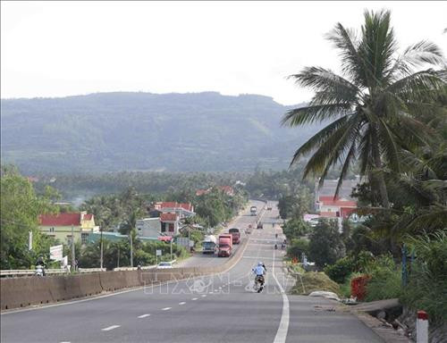 Quốc lộ 1A trục đường kết nối tỉnh Phú Yên với các tỉnh Duyên hải miền Trung. Ảnh: Phạm Cường - TTXVN Quốc lộ 1A trục đường kết nối tỉnh Phú Yên với các tỉnh Duyên hải miền Trung. Ảnh: Phạm Cường - TTXVN