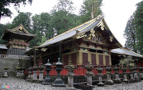 Nói đến Nikko, người hiểu lịch sử Nhật Bản liền nghĩ ngay đến Nikko Toshogu, một đền đài nguy nga nhất của xứ Phù Tang được UNESCO công nhận là di sản văn hoá thế giới vào năm 1999. Đường vào đền Nikko Toshogu vắt ngang con sông Daiya, với cây cầu Thần gỗ cong (Shin kyo) sơn son đẹp mắt, giống như cầu Thê Húc ở Hồ Gươm, Hà Nội. Đây là một trong 3 cây cầu đẹp nhất Nhật Bản. Nikko được ví như viên đá quý, bởi vẻ đẹp tự nhiên và vẻ đẹp kiến trúc Nhật Bản. Kiến trúc điện thờ vô cùng sắc sảo. Các nhà sử học ước lượng rằng để hoàn tất kiến trúc đền thờ Toshogu tốn khoảng 40 tỷ yen vào thời điểm ngày nay (8.547 tỷ đồng). Đền chùa Nikko là tên gọi chung của quần thể đền, chùa cổ nổi tiếng ở thành phố Nikko, tỉnh Tochigi. Dân địa phương thường gọi quần thể này là "hai đền một chùa", bởi quần thể gồm hai đền thờ Thần đạo Nikko Tosho-gu (đền Futarasan) và một ngôi chùa Phật giáo là chùa Rinno. 5 kiến trúc của đền Nikko Toshogu đã được Nhật Bản xếp vào hàng quốc bảo, và ba kiến trúc khác là tài sản văn hóa trọng yếu. Lăng mộ đền thờ của tướng quân Tokugawa được thiết kế tạo ra được một không gian rất trang nghiêm. Lối vào cổng chính rộng rãi, đường trải đá nhỏ màu xám, những rặng thông cao vút tạo ra một không gian uy nghi, thanh tịnh. Đại lộ những cây tuyết tùng được trồng xếp hàng dài ngay ngắn nằm ở hai bên vệ đường, được gọi là Sugi. Sau khi tướng quân Tokugawa Ieyasu chết năm 1616, Masatsuna Matsudaira đã xây dựng đền Nikko Toshogu, và ông bắt đầu trồng cây tuyết tùng Nhật Bản dọc theo con đường chính dẫn đến Nikko. Người ta ước tính có khoảng 200.000 cây tuyết tùng được trồng trong dịp này. Số lượng cây giảm đi rất nhiều và hiện nay chỉ còn 13.000 cây. Ðông Chiêu Cung - Toshogu - là tên gọi của đền thờ tướng quân Shogun Tokugawa Ieyasu - Ðức Xuyên Gia khang. Ông mất vào năm 1616 và con trai ông đã chọn Nikko làm nơi xây dựng đền thờ. Hơn 4 triệu người thợ làm trong trong 1 năm rưỡi để hoàn thiện cụm đền thờ có kiến trúc vô cùng sắc sảo này. Tổ hợp kiến trúc là điểm tuyệt vời trong số các tuyệt tác kiến trúc Nhật Bản thể hiện lối trang trí sang trọng và tinh tế. Kiến trúc đền thờ Toshogu để lại cho người sau cả một kho tàng về triết lý nhân sinh. Các hình ảnh khỉ đã được nhân cách hóa mô tả về đời sống con người. Một trong số đó có bức đặc biệt nhất khắc 3 chú khỉ, có tên từng chú khỉ là Kikazaru (bịt tai), Mizaru (bịt mắt) và Iwazaru (bịt miệng). Ba chú khỉ với vẻ mặt ngộ nghĩnh là hình tượng người Nhật Bản biểu đạt triết lý nhà Phật dạy rằng không nghe điều bậy, không nhìn điều bậy, không nói điều bậy. Bức khắc này của nghệ nhân Hidari Jingoro nổi tiếng từ thế kỉ 17. Hiện đền cũng là nơi những gia đình quyền quý tổ chức lễ thành hôn. Hàng năm đền thờ tướng quân Tokugawa - nơi được mệnh danh là ”Di Hòa Viên” của Nhật Bản, thu hút hàng trăm ngàn lượt khách du lịch.