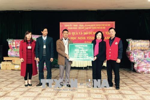 Phó Bí thư Thường trực Thành ủy Hà Nội trao tặng đồ dùng học tập cho các em học sinh tỉnh Hà Giang. Ảnh: Minh Tâm-TTXVN Phó Bí thư Thường trực Thành ủy Hà Nội trao tặng đồ dùng học tập cho các em học sinh tỉnh Hà Giang. Ảnh: Minh Tâm-TTXVN