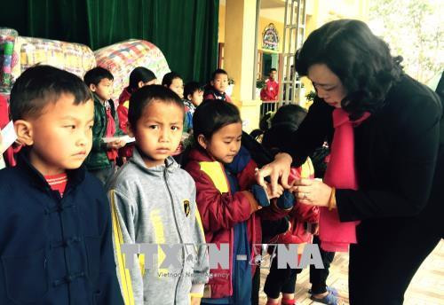 Phó Bí thư Thường trực Thành ủy Hà Nội tặng áo ấm cho các em học sinh xã Quyết Tiến, huyện Quản Bạ, tỉnh Hà Giang. Ảnh: Minh Tâm-TTXVN Phó Bí thư Thường trực Thành ủy Hà Nội tặng áo ấm cho các em học sinh xã Quyết Tiến, huyện Quản Bạ, tỉnh Hà Giang. Ảnh: Minh Tâm-TTXVN
