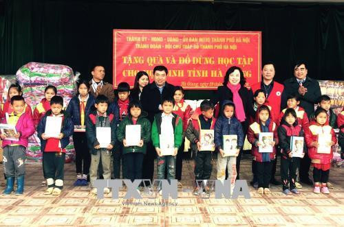 Phó Bí thư Thường trực Thành ủy Hà Nội trao tặng đồ dùng học tập cho các em học sinh xã Quyết Tiến, huyện Quản Bạ, tỉnh Hà Giang. Ảnh: Minh Tâm-TTXVN Phó Bí thư Thường trực Thành ủy Hà Nội trao tặng đồ dùng học tập cho các em học sinh xã Quyết Tiến, huyện Quản Bạ, tỉnh Hà Giang. Ảnh: Minh Tâm-TTXVN