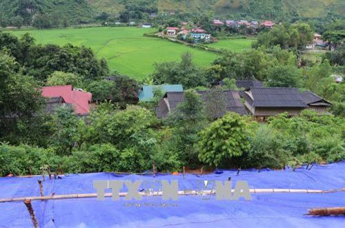 Nguy cơ đá lăn từ vách núi và sạt lở núi từ cung trượt sạt đe dọa ảnh hưởng đến cả toàn bộ bản Pa Xa Xá (xã Pa Thơm, huyện Điện Biên). Ảnh: Xuân Tiến-TTXVN Nguy cơ đá lăn từ vách núi và sạt lở núi từ cung trượt sạt đe dọa ảnh hưởng đến cả toàn bộ bản Pa Xa Xá (xã Pa Thơm, huyện Điện Biên). Ảnh: Xuân Tiến-TTXVN