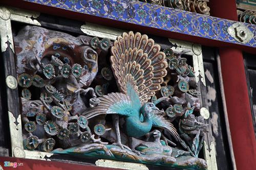 Nói đến Nikko, người hiểu lịch sử Nhật Bản liền nghĩ ngay đến Nikko Toshogu, một đền đài nguy nga nhất của xứ Phù Tang được UNESCO công nhận là di sản văn hoá thế giới vào năm 1999. Đường vào đền Nikko Toshogu vắt ngang con sông Daiya, với cây cầu Thần gỗ cong (Shin kyo) sơn son đẹp mắt, giống như cầu Thê Húc ở Hồ Gươm, Hà Nội. Đây là một trong 3 cây cầu đẹp nhất Nhật Bản. Nikko được ví như viên đá quý, bởi vẻ đẹp tự nhiên và vẻ đẹp kiến trúc Nhật Bản. Kiến trúc điện thờ vô cùng sắc sảo. Các nhà sử học ước lượng rằng để hoàn tất kiến trúc đền thờ Toshogu tốn khoảng 40 tỷ yen vào thời điểm ngày nay (8.547 tỷ đồng). Đền chùa Nikko là tên gọi chung của quần thể đền, chùa cổ nổi tiếng ở thành phố Nikko, tỉnh Tochigi. Dân địa phương thường gọi quần thể này là "hai đền một chùa", bởi quần thể gồm hai đền thờ Thần đạo Nikko Tosho-gu (đền Futarasan) và một ngôi chùa Phật giáo là chùa Rinno. 5 kiến trúc của đền Nikko Toshogu đã được Nhật Bản xếp vào hàng quốc bảo, và ba kiến trúc khác là tài sản văn hóa trọng yếu. Lăng mộ đền thờ của tướng quân Tokugawa được thiết kế tạo ra được một không gian rất trang nghiêm. Lối vào cổng chính rộng rãi, đường trải đá nhỏ màu xám, những rặng thông cao vút tạo ra một không gian uy nghi, thanh tịnh. Đại lộ những cây tuyết tùng được trồng xếp hàng dài ngay ngắn nằm ở hai bên vệ đường, được gọi là Sugi. Sau khi tướng quân Tokugawa Ieyasu chết năm 1616, Masatsuna Matsudaira đã xây dựng đền Nikko Toshogu, và ông bắt đầu trồng cây tuyết tùng Nhật Bản dọc theo con đường chính dẫn đến Nikko. Người ta ước tính có khoảng 200.000 cây tuyết tùng được trồng trong dịp này. Số lượng cây giảm đi rất nhiều và hiện nay chỉ còn 13.000 cây. Ðông Chiêu Cung - Toshogu - là tên gọi của đền thờ tướng quân Shogun Tokugawa Ieyasu - Ðức Xuyên Gia khang. Ông mất vào năm 1616 và con trai ông đã chọn Nikko làm nơi xây dựng đền thờ. Hơn 4 triệu người thợ làm trong trong 1 năm rưỡi để hoàn thiện cụm đền thờ có kiến trúc vô cùng sắc sảo này. Tổ hợp kiến trúc là điểm tuyệt vời trong số các tuyệt tác kiến trúc Nhật Bản thể hiện lối trang trí sang trọng và tinh tế. Kiến trúc đền thờ Toshogu để lại cho người sau cả một kho tàng về triết lý nhân sinh. Các hình ảnh khỉ đã được nhân cách hóa mô tả về đời sống con người. Một trong số đó có bức đặc biệt nhất khắc 3 chú khỉ, có tên từng chú khỉ là Kikazaru (bịt tai), Mizaru (bịt mắt) và Iwazaru (bịt miệng). Ba chú khỉ với vẻ mặt ngộ nghĩnh là hình tượng người Nhật Bản biểu đạt triết lý nhà Phật dạy rằng không nghe điều bậy, không nhìn điều bậy, không nói điều bậy. Bức khắc này của nghệ nhân Hidari Jingoro nổi tiếng từ thế kỉ 17. Hiện đền cũng là nơi những gia đình quyền quý tổ chức lễ thành hôn. Hàng năm đền thờ tướng quân Tokugawa - nơi được mệnh danh là ”Di Hòa Viên” của Nhật Bản, thu hút hàng trăm ngàn lượt khách du lịch.