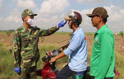 Cán bộ, chiến sĩ phòng, chống dịch COVID-19 số 4 của Đồn Biên phòng quốc tế Vĩnh Xương (Bộ đội Biên phòng tỉnh An Giang) thường xuyên kiểm tra thân nhiệt người dân. Ảnh: Công Mạo Cán bộ, chiến sĩ phòng, chống dịch COVID-19 số 4 của Đồn Biên phòng quốc tế Vĩnh Xương (Bộ đội Biên phòng tỉnh An Giang) thường xuyên kiểm tra thân nhiệt người dân. Ảnh: Công Mạo