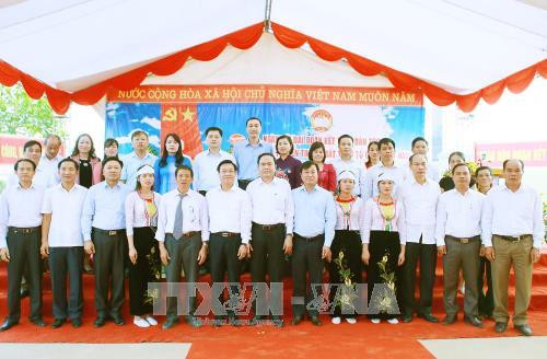 Chủ tịch Ủy ban Trung ương MTTQ Việt Nam Trần Thanh Mẫn với các đại biểu tại ngày hội đại đoàn kết. Ảnh: Nguyễn Dân – TTXVN Chủ tịch Ủy ban Trung ương MTTQ Việt Nam Trần Thanh Mẫn với các đại biểu tại ngày hội đại đoàn kết. Ảnh: Nguyễn Dân – TTXVN