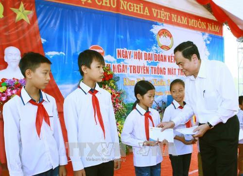 Chủ tịch Ủy ban Trung ương MTTQ Việt Nam Trần Thanh Mẫn tặng quà cho các học sinh nghèo. Ảnh: Nguyễn Dân – TTXVN Chủ tịch Ủy ban Trung ương MTTQ Việt Nam Trần Thanh Mẫn tặng quà cho các học sinh nghèo. Ảnh: Nguyễn Dân – TTXVN