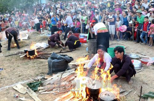 Thi kéo lửa thổi cơm tại ngày hội đại đoàn kết toàn dân của khu Đồng Xuân 3, xã Xuân Viên, huyện Yên Lập. Ảnh: Trung Kiên - TTXVN. Thi kéo lửa thổi cơm tại ngày hội đại đoàn kết toàn dân của khu Đồng Xuân 3, xã Xuân Viên, huyện Yên Lập. Ảnh: Trung Kiên - TTXVN.