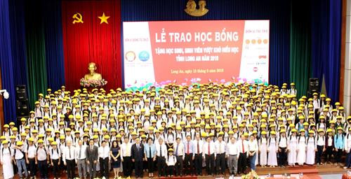 Lễ trao học bổng cho 400 học sinh, sinh viên vượt khó hiếu học trên địa bàn tỉnh năm 2018. Nguồn: Báo Long An online