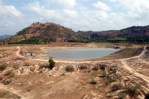 Hồ chưa nước tại xã Tân Phúc, huyện Hàm Tân (tỉnh Bình Thuận) có độ sâu 7 mét, nơi cung cấp nước sinh hoạt và sản xuất chính cho 2 xã và một thị trấn trong vùng, do hạn hán kéo dài nay mực nước lòng hồ chỉ còn khoảng 1 mét. Ảnh: Quang Quyết- TTXVN Hồ chưa nước tại xã Tân Phúc, huyện Hàm Tân (tỉnh Bình Thuận) có độ sâu 7 mét, nơi cung cấp nước sinh hoạt và sản xuất chính cho 2 xã và một thị trấn trong vùng, do hạn hán kéo dài nay mực nước lòng hồ chỉ còn khoảng 1 mét. Ảnh: Quang Quyết- TTXVN