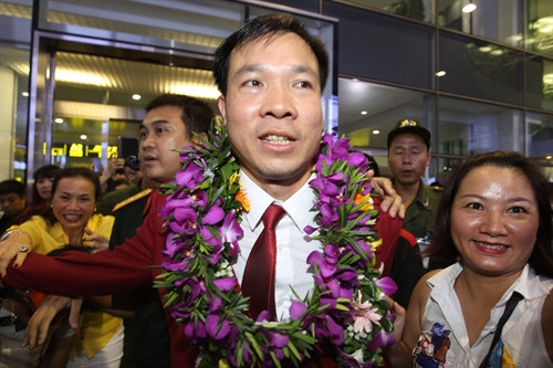 Xạ thủ Hoàng Xuân Vinh xuất sắc lập kỷ lục Thế vận hội bài bắn chung kết nội dung súng ngắn hơi 10m nam với thành tích 202,5 điểm được đông đảo người hâm mộ chào đón tại sân bay quốc tế Nội Bài. Ảnh: Quốc Khánh- TTXVN Xạ thủ Hoàng Xuân Vinh xuất sắc lập kỷ lục Thế vận hội bài bắn chung kết nội dung súng ngắn hơi 10m nam với thành tích 202,5 điểm được đông đảo người hâm mộ chào đón tại sân bay quốc tế Nội Bài. Ảnh: Quốc Khánh- TTXVN