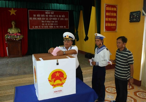 Cán bộ, chiến sỹ trên đảo song Tử Tây bỏ phiếu bầu cử sớm đại biểu Quốc hội khóa XIV và đại biểu HĐND các cấp nhiệm kỳ 2016-2021 tại khu vực bỏ phiếu số 1 đảo Song Tử Tây, huyện Trường Sa, tỉnh Khánh Hòa, sáng 15/5/2016. Ảnh: Trần Lê Lâm- TTXVN Cán bộ, chiến sỹ trên đảo song Tử Tây bỏ phiếu bầu cử sớm đại biểu Quốc hội khóa XIV và đại biểu HĐND các cấp nhiệm kỳ 2016-2021 tại khu vực bỏ phiếu số 1 đảo Song Tử Tây, huyện Trường Sa, tỉnh Khánh Hòa, sáng 15/5/2016. Ảnh: Trần Lê Lâm- TTXVN