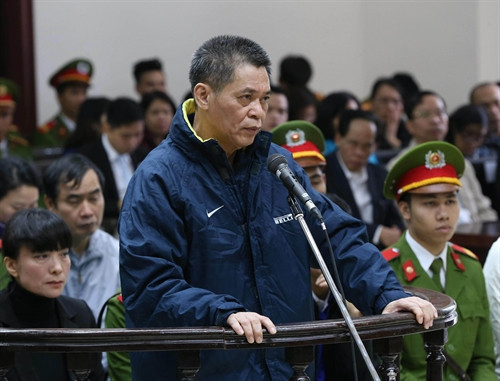 Nguyên Tổng Giám đôc Agribank Phạm Thanh Tân (sinh năm 1955 trú tại Quân Ba Đình- Hà Nội) đứng trước vành móng ngựa. Ảnh: Doãn Tấn- TTXVN Nguyên Tổng Giám đôc Agribank Phạm Thanh Tân (sinh năm 1955 trú tại Quân Ba Đình- Hà Nội) đứng trước vành móng ngựa. Ảnh: Doãn Tấn- TTXVN