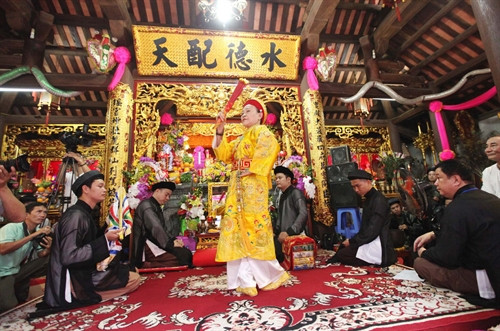 Nhóm Chầu Văn của thanh đồng Nguyễn Thị Xuân, đền Vĩnh Phúc, phường Liễu Giai, quận Ba Đình biểu diễn tại Liên hoan Văn hóa tín ngưỡng thờ Mẫu- Hà Nội. Ảnh: Anh Tuấn- TTXVN Nhóm Chầu Văn của thanh đồng Nguyễn Thị Xuân, đền Vĩnh Phúc, phường Liễu Giai, quận Ba Đình biểu diễn tại Liên hoan Văn hóa tín ngưỡng thờ Mẫu- Hà Nội. Ảnh: Anh Tuấn- TTXVN