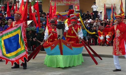 Nghi thức Lễ Cầu Ngư được tiến hành trang nghiêm. Ảnh: Đức Thọ - TTXVN