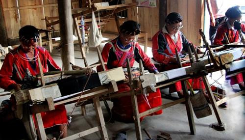 Những ngày mưa gió, nhàn rỗi, các chị lại tập trung dệt thổ cẩm để có thêm nguồn thu nhập . Những ngày mưa gió, nhàn rỗi, các chị lại tập trung dệt thổ cẩm để có thêm nguồn thu nhập .