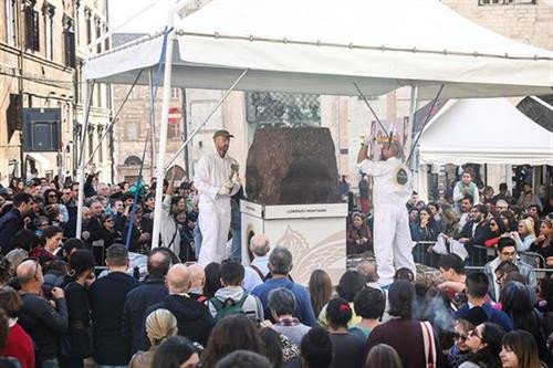 Khối socola lập phương nặng tới 800kg và cách ăn duy nhất là dùng rìu và búa để đục thành từng mảnh nhỏ Khối socola lập phương nặng tới 800kg và cách ăn duy nhất là dùng rìu và búa để đục thành từng mảnh nhỏ