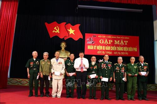 Phó Bí thư Thường trực Tỉnh ủy, Chủ tịch HĐND tỉnh Trần Đăng Ninh tặng quà cựu chiến binh Điện Biên. Ảnh: Nhan Sinh- TTXVN Phó Bí thư Thường trực Tỉnh ủy, Chủ tịch HĐND tỉnh Trần Đăng Ninh tặng quà cựu chiến binh Điện Biên. Ảnh: Nhan Sinh- TTXVN