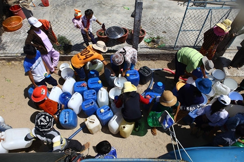 Hàng chục gia đình trong thôn đã có nước phục vụ sinh hoạt Hàng chục gia đình trong thôn đã có nước phục vụ sinh hoạt