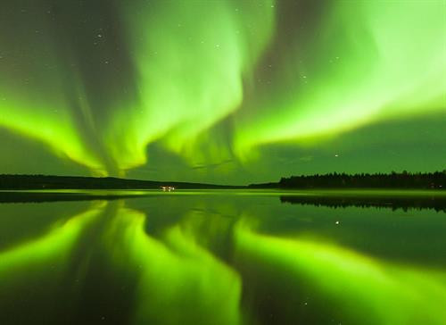 Rovaniemi, thủ phủ tỉnh Lapland ở Phần Lan được xem là quê hương chính thức của ông già Noel. Làng của ông già Noel: Nằm cách trung tâm thành phố Rovaniemi khoảng 8 km về phía bắc, Santa Claus Village, hay Làng của ông già Noel mở cửa chào đón du khách mỗi ngày. Là điểm đến hút khách nhất của Lapland, nơi đây như một resort đúng nghĩa với hàng loạt cửa hàng quà lưu niệm, nhà hàng, quán cà phê... Song, 3 địa điểm hấp dẫn hơn cả tại ngôi làng này chính là Santa Claus Office, Santa Claus Main Post Office và Arctic Circle. Gặp ông già Noel "xịn": Santa Claus Office, hay Văn phòng của ông già Noel là địa điểm chính thức cho bạn gặp gỡ nhân vật quen thuộc, hiền hậu với bộ râu rậm đặc trưng. Không quá lời khi nói rằng ông già Noel có lẽ là người... nổi tiếng nhất thế giới, đặc biệt với trẻ em. Tại Santa Claus Office, các bạn nhỏ có thể khám phá nhiều bí mật thú vị về nhân vật này, chẳng hạn như bộ điều khiển tốc độ quay Trái Đất của ông. Gửi thiệp Giáng sinh đến những người thân yêu: Santa Claus Main Post Office, hay Bưu điện chính của ông già Noel thuộc mạng lưới dịch vụ bưu chính quốc gia Phần Lan. Tại đây, du khách có thể "đặt hàng" ông già Noel gửi thiệp, quà Giáng sinh... đến những người thân yêu với một dấu bưu điện chính thức ở đây mà không nơi nào có để làm họ bất ngờ. Từ năm 1985, ông già Noel nhận khoảng 15 triệu lá thư từ 198 quốc gia, vùng lãnh thổ gửi đến, nên tại bưu điện, bạn cũng có thể xem qua những lá thư đáng yêu này của trẻ em khắp thế giới. Check-in tại Vòng Bắc Cực: Arctic Circle, hay Vòng Bắc Cực là vĩ tuyến 66 độ 33 phút bắc. Đây là một trong những dấu mốc địa lý rất đặc biệt trên Trái Đất, diễn ra những hiện tượng kỳ thú như Mặt Trời nửa đêm (Midnight Sun) hay Đêm vùng cực (Polar Night). Vòng Bắc Cực chạy qua Santa Claus Village ở Rovaniemi được đánh dấu rõ ràng, dễ nhận biết. Bạn hẳn không thể bỏ qua điểm check-in độc lạ này khi đến đây. Chiêm ngưỡng Bắc Cực quang kỳ ảo: Từ cuối tháng 8 đến tận đầu tháng 4 hàng năm ở Rovaniemi, bạn có thể tận mắt chiêm ngưỡng Bắc Cực quang "nhảy múa" không ngừng. Không gian lý tưởng để quan sát hiện tượng thiên nhiên kỳ thú này là bầu trời đêm đủ tối, trong vắt, không có ánh đèn neon. Trung tâm khoa học và bảo tàng Arktikum's Arctic Garden bên bờ sông Ounasjoki là một gợi ý thích hợp nếu bạn không muốn di chuyển quá xa trung tâm thành phố. Cưỡi xe tuần lộc kéo: Những chú tuần lộc kéo xe là một trong những hình ảnh gắn liền với ông già Noel. Tuy không thể... bay giữa trời, song những xe tuần lộc kéo vẫn đủ khả năng mang đến bạn cảm giác lướt đi trên tuyết trắng. Bạn có thể ghé thăm các trang trại tuần lộc và trải nghiệm hoạt động thú vị này. Ngoài cưỡi xe tuần lộc kéo, du khách cũng có thể lựa chọn xe kéo bởi những chú chó Husky. Kết bạn với những động vật vùng cực: Nếu là tín đồ yêu động vật, chắc chắn bạn không thể bỏ qua Ranua Wildlife Park, hay Công viên động vật hoang dã Ranua ở Rovaniemi. Tại đây, du khách có thể tìm hiểu, quan sát, chụp ảnh... nhiều loài động vật đặc biệt sống vùng cực như gấu trắng Bắc Cực, cáo Bắc Cực, cú tuyết, hươu đuôi trắng, rái cá... Cưỡi xe trượt tuyết: Có từ năm 1999, Arctic Circle Snowmobile Park, hay Công viên xe trượt tuyết Vòng Bắc Cực ở Rovaniemi sẽ mang đến bạn cơ hội thử sức với loại phương tiện đặc biệt này. Nơi đây có những chiếc xe trượt tuyết cỡ nhỏ thích hợp cho cả trẻ em để cùng vui chơi trong mùa đông. Ngoài ra, du khách cũng có thể tìm hiểu sự phát triển của xe trượt tuyết từ thập niên 1960 đến nay qua triển lãm ở "Ngôi nhà xe trượt tuyết của ông già Noel". Thử món ngon từ thịt tuần lộc: Tuần lộc được xem là một loại gia súc ở Lapland. Hình thức sinh kế chăn nuôi tuần lộc đã có từ nhiều thế kỷ ở vùng đất này, nên thịt tuần lộc là phần quan trọng không thể thiếu trong văn hóa ẩm thực của quê hương ông già Noel. Bạn có thể thưởng thức thịt tuần lộc xào dầu olive, ăn kèm khoai tây nghiền và quả mọng lingonberry đặc trưng ở vùng Scandinavia. Thưởng thức đặc sản tráng miệng Rovaniemi: Món ăn địa phương bạn nhất định phải thử khi đến quê hương ông già Noel là "phô mai bánh mì", hay leipajuusto. Món tráng miệng làm từ phô mai mềm chiên này thường được phục vụ với quả mọng cloudberry đặc trưng, đắt tiền ở Phần Lan. Trong lúc thưởng thức món leipajuusto hấp dẫn với hương vị ngọt ngào, bạn sẽ nghe được những âm thanh vui tai phát ra khi nhai. Rovaniemi, thủ phủ tỉnh Lapland ở Phần Lan được xem là quê hương chính thức của ông già Noel. Làng của ông già Noel: Nằm cách trung tâm thành phố Rovaniemi khoảng 8 km về phía bắc, Santa Claus Village, hay Làng của ông già Noel mở cửa chào đón du khách mỗi ngày. Là điểm đến hút khách nhất của Lapland, nơi đây như một resort đúng nghĩa với hàng loạt cửa hàng quà lưu niệm, nhà hàng, quán cà phê... Song, 3 địa điểm hấp dẫn hơn cả tại ngôi làng này chính là Santa Claus Office, Santa Claus Main Post Office và Arctic Circle. Gặp ông già Noel "xịn": Santa Claus Office, hay Văn phòng của ông già Noel là địa điểm chính thức cho bạn gặp gỡ nhân vật quen thuộc, hiền hậu với bộ râu rậm đặc trưng. Không quá lời khi nói rằng ông già Noel có lẽ là người... nổi tiếng nhất thế giới, đặc biệt với trẻ em. Tại Santa Claus Office, các bạn nhỏ có thể khám phá nhiều bí mật thú vị về nhân vật này, chẳng hạn như bộ điều khiển tốc độ quay Trái Đất của ông. Gửi thiệp Giáng sinh đến những người thân yêu: Santa Claus Main Post Office, hay Bưu điện chính của ông già Noel thuộc mạng lưới dịch vụ bưu chính quốc gia Phần Lan. Tại đây, du khách có thể "đặt hàng" ông già Noel gửi thiệp, quà Giáng sinh... đến những người thân yêu với một dấu bưu điện chính thức ở đây mà không nơi nào có để làm họ bất ngờ. Từ năm 1985, ông già Noel nhận khoảng 15 triệu lá thư từ 198 quốc gia, vùng lãnh thổ gửi đến, nên tại bưu điện, bạn cũng có thể xem qua những lá thư đáng yêu này của trẻ em khắp thế giới. Check-in tại Vòng Bắc Cực: Arctic Circle, hay Vòng Bắc Cực là vĩ tuyến 66 độ 33 phút bắc. Đây là một trong những dấu mốc địa lý rất đặc biệt trên Trái Đất, diễn ra những hiện tượng kỳ thú như Mặt Trời nửa đêm (Midnight Sun) hay Đêm vùng cực (Polar Night). Vòng Bắc Cực chạy qua Santa Claus Village ở Rovaniemi được đánh dấu rõ ràng, dễ nhận biết. Bạn hẳn không thể bỏ qua điểm check-in độc lạ này khi đến đây. Chiêm ngưỡng Bắc Cực quang kỳ ảo: Từ cuối tháng 8 đến tận đầu tháng 4 hàng năm ở Rovaniemi, bạn có thể tận mắt chiêm ngưỡng Bắc Cực quang "nhảy múa" không ngừng. Không gian lý tưởng để quan sát hiện tượng thiên nhiên kỳ thú này là bầu trời đêm đủ tối, trong vắt, không có ánh đèn neon. Trung tâm khoa học và bảo tàng Arktikum's Arctic Garden bên bờ sông Ounasjoki là một gợi ý thích hợp nếu bạn không muốn di chuyển quá xa trung tâm thành phố. Cưỡi xe tuần lộc kéo: Những chú tuần lộc kéo xe là một trong những hình ảnh gắn liền với ông già Noel. Tuy không thể... bay giữa trời, song những xe tuần lộc kéo vẫn đủ khả năng mang đến bạn cảm giác lướt đi trên tuyết trắng. Bạn có thể ghé thăm các trang trại tuần lộc và trải nghiệm hoạt động thú vị này. Ngoài cưỡi xe tuần lộc kéo, du khách cũng có thể lựa chọn xe kéo bởi những chú chó Husky. Kết bạn với những động vật vùng cực: Nếu là tín đồ yêu động vật, chắc chắn bạn không thể bỏ qua Ranua Wildlife Park, hay Công viên động vật hoang dã Ranua ở Rovaniemi. Tại đây, du khách có thể tìm hiểu, quan sát, chụp ảnh... nhiều loài động vật đặc biệt sống vùng cực như gấu trắng Bắc Cực, cáo Bắc Cực, cú tuyết, hươu đuôi trắng, rái cá... Cưỡi xe trượt tuyết: Có từ năm 1999, Arctic Circle Snowmobile Park, hay Công viên xe trượt tuyết Vòng Bắc Cực ở Rovaniemi sẽ mang đến bạn cơ hội thử sức với loại phương tiện đặc biệt này. Nơi đây có những chiếc xe trượt tuyết cỡ nhỏ thích hợp cho cả trẻ em để cùng vui chơi trong mùa đông. Ngoài ra, du khách cũng có thể tìm hiểu sự phát triển của xe trượt tuyết từ thập niên 1960 đến nay qua triển lãm ở "Ngôi nhà xe trượt tuyết của ông già Noel". Thử món ngon từ thịt tuần lộc: Tuần lộc được xem là một loại gia súc ở Lapland. Hình thức sinh kế chăn nuôi tuần lộc đã có từ nhiều thế kỷ ở vùng đất này, nên thịt tuần lộc là phần quan trọng không thể thiếu trong văn hóa ẩm thực của quê hương ông già Noel. Bạn có thể thưởng thức thịt tuần lộc xào dầu olive, ăn kèm khoai tây nghiền và quả mọng lingonberry đặc trưng ở vùng Scandinavia. Thưởng thức đặc sản tráng miệng Rovaniemi: Món ăn địa phương bạn nhất định phải thử khi đến quê hương ông già Noel là "phô mai bánh mì", hay leipajuusto. Món tráng miệng làm từ phô mai mềm chiên này thường được phục vụ với quả mọng cloudberry đặc trưng, đắt tiền ở Phần Lan. Trong lúc thưởng thức món leipajuusto hấp dẫn với hương vị ngọt ngào, bạn sẽ nghe được những âm thanh vui tai phát ra khi nhai.