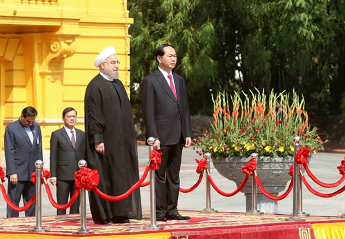 Chủ tịch nước Trần Đại Quang và Tổng thống Cộng hòa Hồi giáo Iran Hassan Rouhani trên bục danh dự tại Lễ đón. Ảnh: Nhan Sáng – TTXVN
